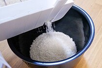 米の計量やめて2年目　山崎実業の“1合ずつ出る米びつ”が最高「これハンパない」