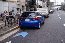 歩道走る自転車に歩行者が罵倒＆タイヤを蹴るトラブル　車道は路駐だらけで「どこを走れば…」波紋呼ぶ