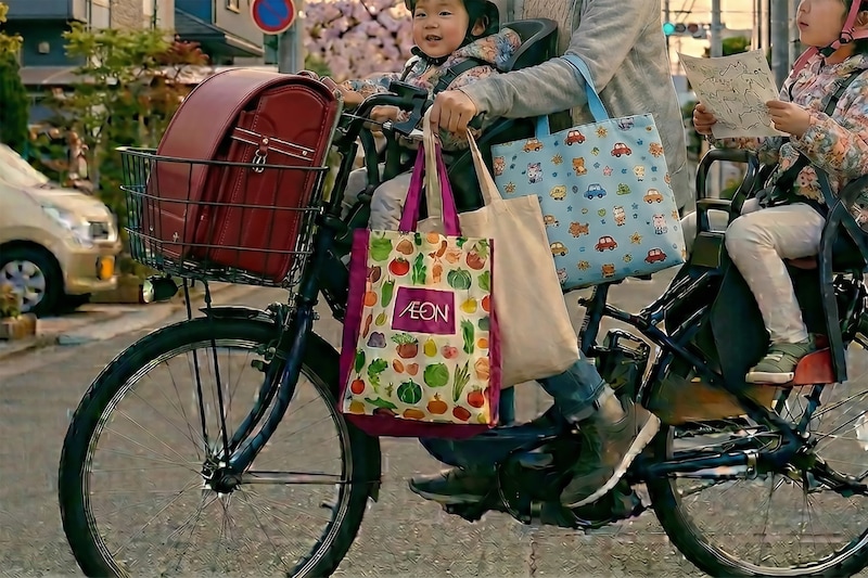 「子供2人乗せて送迎無理」「どう運べば…」ハンドルに荷物かけたら反則金5000円　絶望する親たち