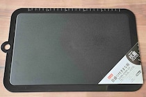 レシピ通りに料理したい人へ　ダイソーのまな板が「何センチ」の悩みを解決