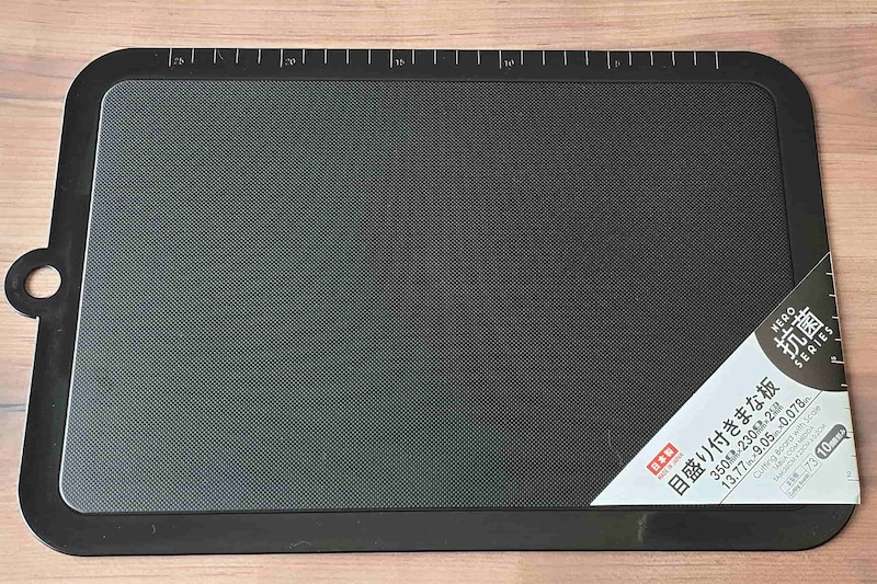 レシピ通りに料理したい人へ　ダイソーのまな板が「何センチ」の悩みを解決