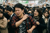 急停止の電車で女性に背中グーで殴られ「揺れんなよ！」　ネット怒り「これは理不尽」「傷害罪だろ」