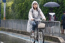 雨の日の自転車で「顔が濡れる」問題、どうすれば…　警視庁が過去のXで“対策”を紹介