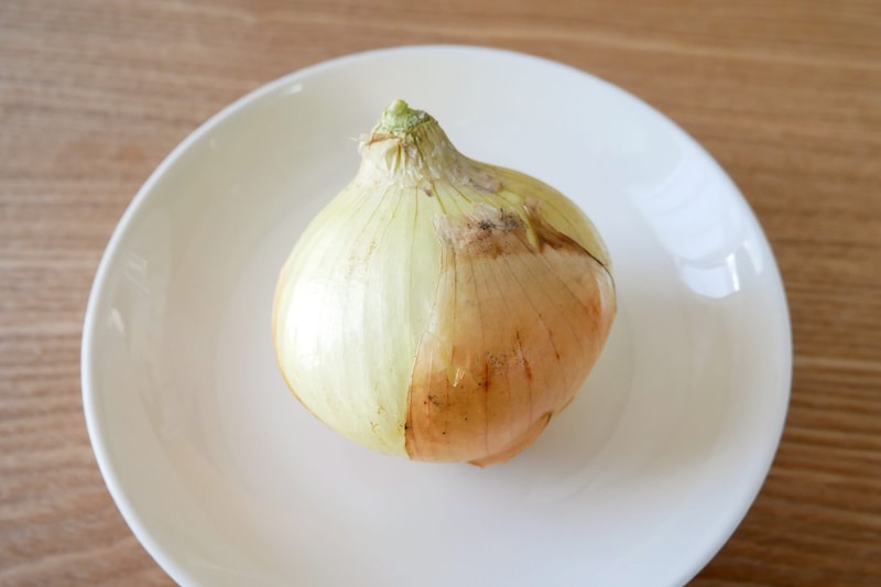 新玉ねぎの常温保存、プロが「絶対やめて」→理由知り「速攻で冷蔵庫入れる」の声　思わず鳥肌が…