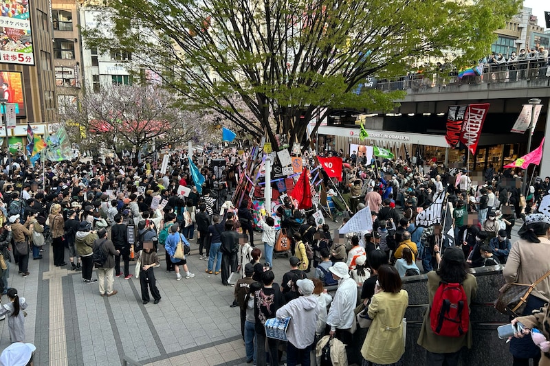 新宿で行われた平和求めるデモ、群衆の妨害で「救急車の活動に支障」と物議　東京消防庁に真偽を尋ねた