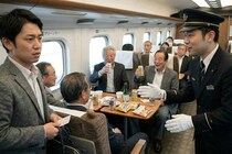 新幹線のグリーン車で“宴会騒ぎ”する年配者たち…　車掌に伝えるも「理不尽な対応」に疑問や共感の声