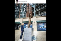 バット折れトラブルに見舞われたイチローが銅像と2ショット　完璧な「この像のポーズは…」裏側に言及