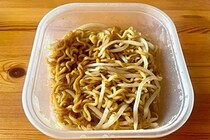 焼きそば、もう炒めない　レンチン4分でもちもちになる“天才的”な作り方