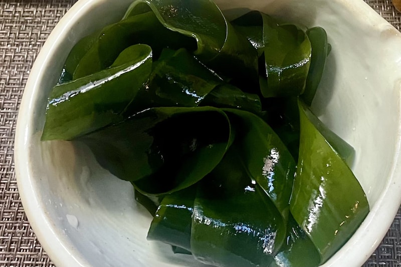 旬の生わかめはサッと茹でて和えるだけ　けんた食堂の「ぬた」が春を感じるおいしさ