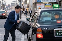 タクシー荷物の積み下ろしで降りてこない運転手にモヤッ　サービスにまつわる疑問に回答続々「原則…」
