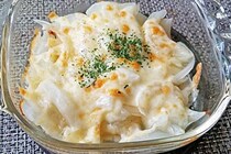 火を使わず作れるでんぼ氏の「玉ねぎチーズ焼き」　トロトロの新玉ねぎを丸ごと堪能