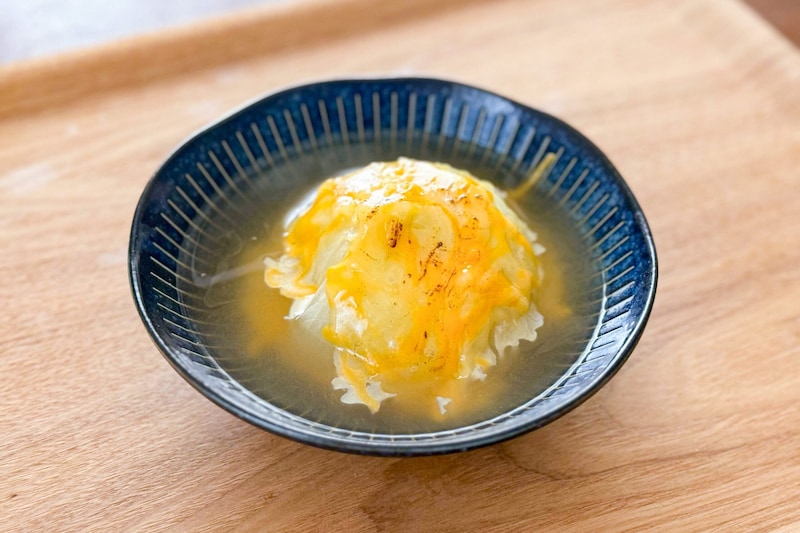 ギャル曽根の「新玉ねぎ丸ごとスープ」　コンソメと“あの調味料”で鬼ウマとろとろに