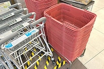 スーパーで買い物中に地震発生、必ず置いてある物が「頼れる盾」に早変わり　防災のプロも「強度がある」と推奨