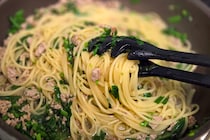 リュウジ、ニラ1束まるごと使う「ミートソースパスタ」　シンプルなのに驚きのウマさ