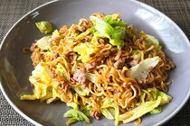 リュウジの「牛だし焼きそば」が想像以上　コレ入れると別物級のうまさ