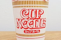 カップヌードル公式推奨の食べ方、完全にイカれてると話題に　「公式大丈夫？」と心配の声も…
