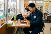 制服着た警察官のコンビニイートイン利用に国民から賛否も…　元刑事は「ありえない」理由を説明