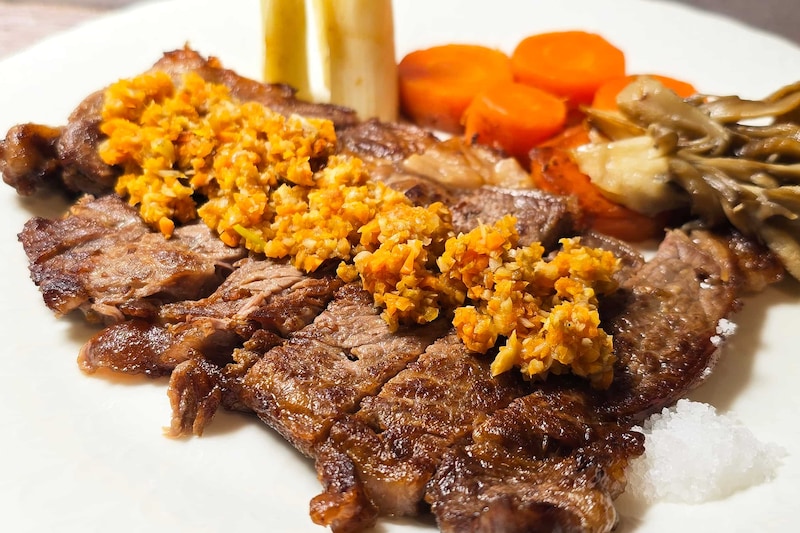 リュウジも唸った“肉の鬼才”のステーキ　安い肉が驚くほど柔らかい