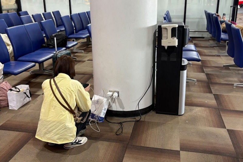 公共のコンセントで充電