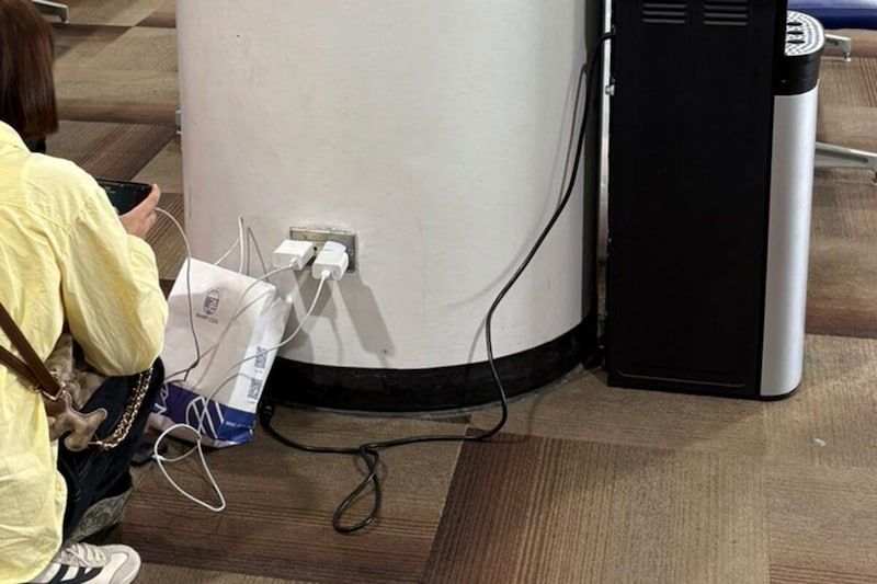 公共のコンセントで充電
