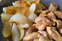 「新玉ねぎと鶏もも肉」あったら作って！　ワンパンで完成の激ウマおかず