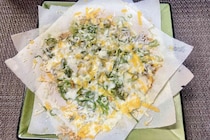 余った春巻きの皮は全部これ　フライパンだけで作れる「パリパリおつまみピザ」