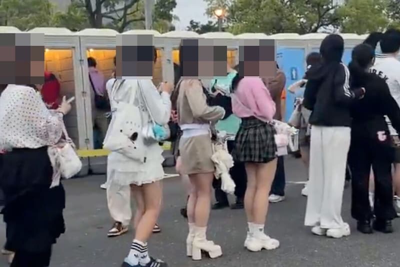 アイドルフェスのドアが無い男子トイレ