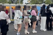 アイドルフェス会場の男子トイレ、外から丸見えで「人権が無い」と世界で炎上　隣は女性客の行列で「この世の地獄」と話題