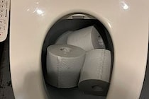 男子トイレ便器に捨てられた大量の物体　目を疑う光景に「立派な犯罪では」と怒りの声