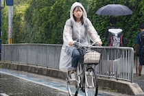雨の日の自転車で「顔が濡れる」問題、どうすれば…　警視庁が過去のXで“対策”を紹介