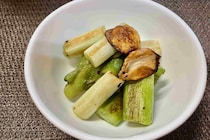 長ねぎだけでこんなに満足　じっくり焼くだけで甘いおつまみに変わる