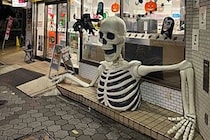 大阪のセブンイレブン、ハロウィンの本気度が異常だと話題　「治安が良い証拠」と称賛の声も…