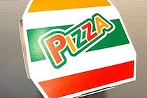 セブンイレブンのピザ、箱デザインが「架空のピザすぎる」と話題　セブン広報が「他社には不可能」な理由明かす