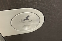 禁煙なはずの飛行機、トイレで灰皿発見され「どうして？」と乗客が困惑　設置の経緯をJALに聞いた