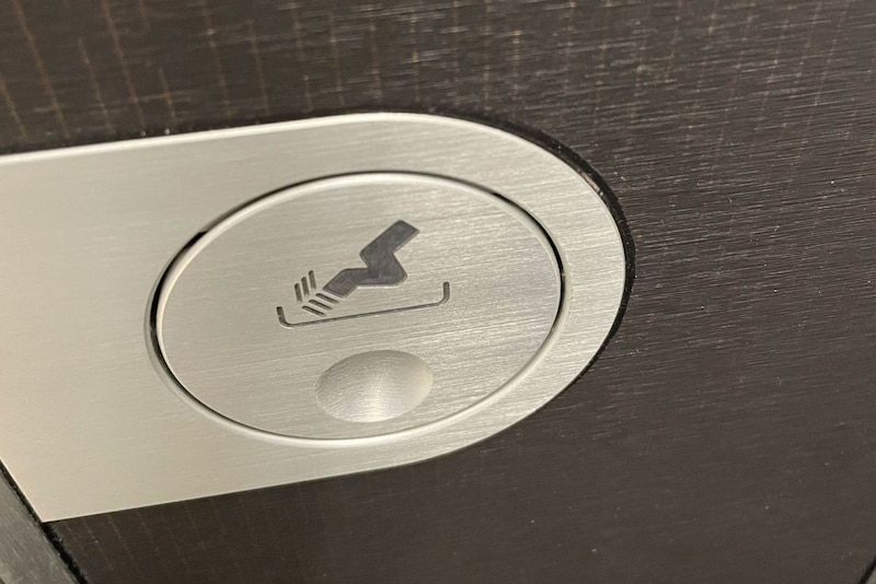 禁煙なはずの飛行機、トイレで灰皿発見され「どうして？」と乗客が困惑　設置の経緯をJALに聞いた
