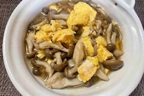 しめじと卵だけでメイン級　約200円で作れる「とろたましめじ」の満足感がすごい