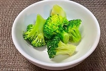 しかない料理のイガゴー氏の「ブロッコリーのナムル」は一株ペロリ　栄養と旨みが凝縮