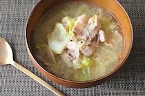 食べすぎた日にちょうどいい　キャベツたっぷりでも満足できる「旨味スープ」