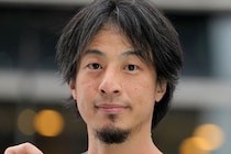 ひろゆき氏、「親の通夜より嵐のライブ」論争に持論　「行かなくていいんじゃね？」