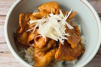 カルディ、豚肉に絡めるだけの「十勝豚丼のたれ」が優秀　5分でコク旨丼に
