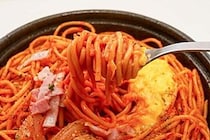 ローソン、またやりすぎ…　重さ711gの「狂気のナポリタン」が1人前の概念を壊してる