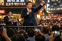 受験シーズン中、塾前での街頭演説が波紋呼ぶ…　「配慮が足りなさすぎ」「騒音で追い詰めてる」批判の声