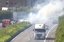 高速道路でたばこをポイ捨て、火事→交通規制の最悪コンボに　「喫煙者はモラルが低い」と全国のドライバー激怒