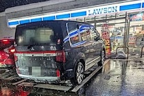 コンビニのとんでもない場所に駐められた車が「迷惑すぎる」と物議　ローソンは「駐車区画ではない」と回答