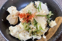 1個54円の豆腐で作る「大満足おつまみ」　さっと崩して和えるだけで完成