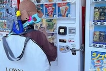 夏休み6日目の母親、その背中が「日本一かっこいい」と話題　「敬礼したくなる」の声も…