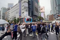 渋谷スクランブル交差点、W杯で騒ぐ様子が迷惑行為に見えるが…　「日本人らしい行動」に好感の声も
