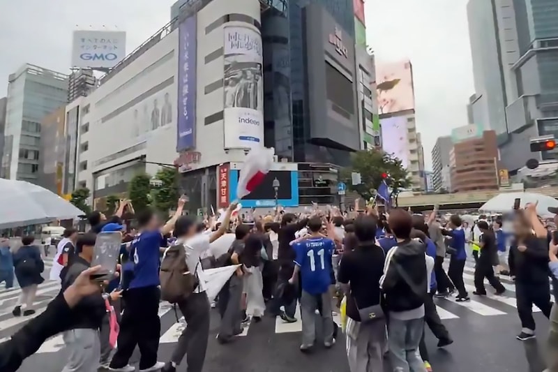 渋谷スクランブル交差点、W杯で騒ぐ様子が迷惑行為に見えるが…　「日本人らしい行動」に好感の声も