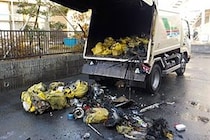 神奈川で収集中のゴミ袋が爆発、その中身が「危険すぎる」と話題　市は「10本のリチウムイオン電池」を確認
