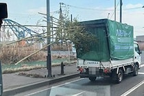 道路で遭遇した危険すぎるトラック、荷台から竹を突き出し暴走か　会社代表は「不適切な行為」認める